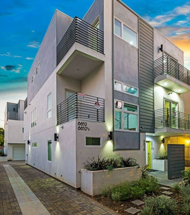 Building Photo - 3 Bed Modern Townhome + 2-Car Private Garage Unit #6650