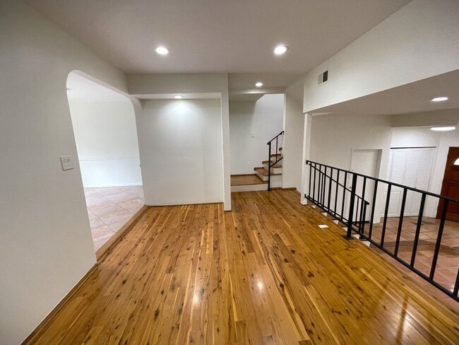 Photo - 7100 Balboa Blvd