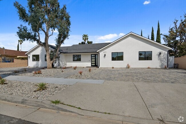 Building Photo - Modern 5-Bedroom 5 bath Home for Lease in ...