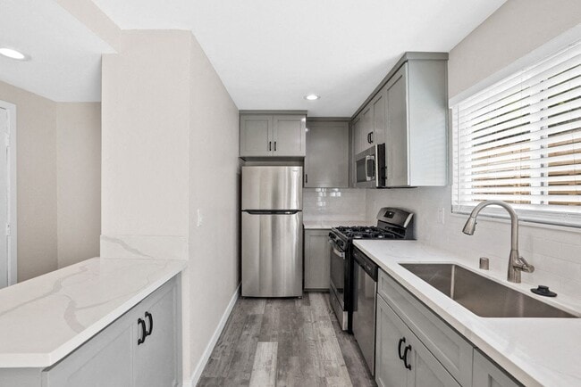 Photo - Hamilton Courtyard Apartments