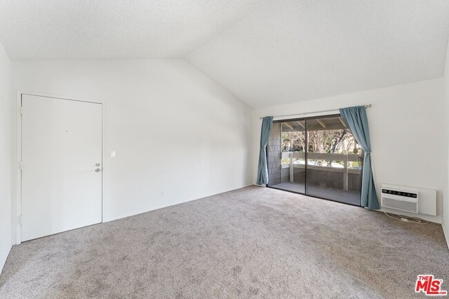 Photo - 4 Streamwood