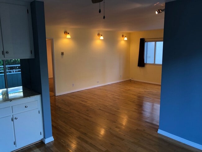 Building Photo - Charming sunny 1 bdrm w/hardwood in Playa Del Rey Unit 101