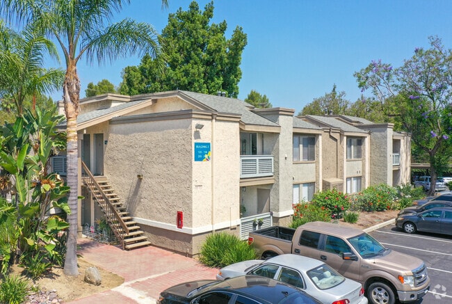 Lush, private grounds - Verandas