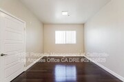 Photo - 11740 Vanowen St