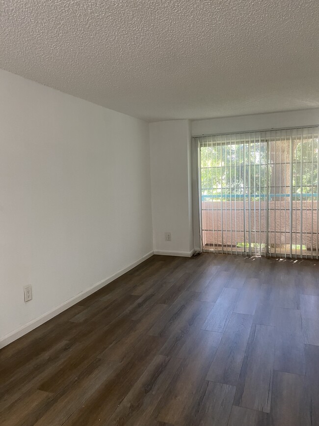 Photo - Swan Court Apartments