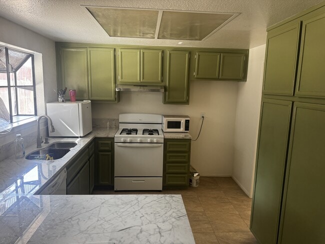 Photo - 15086 Dakota St