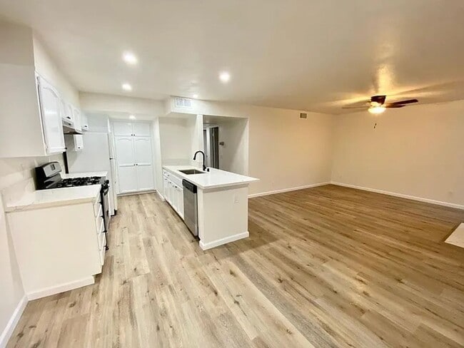 Building Photo - 6033 Estelle St Unit 10