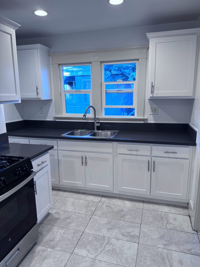 Building Photo - 174 W 43rd St Unit 174