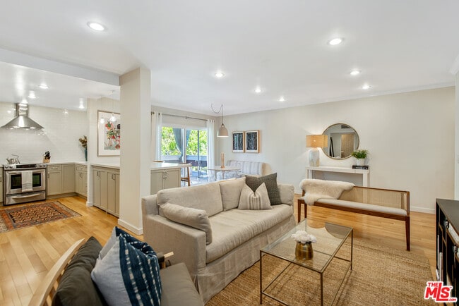 Photo - 8550 Holloway Dr Unit 307