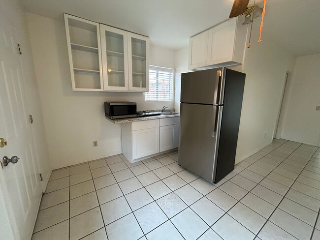 Building Photo - 735 Genevieve St Unit A