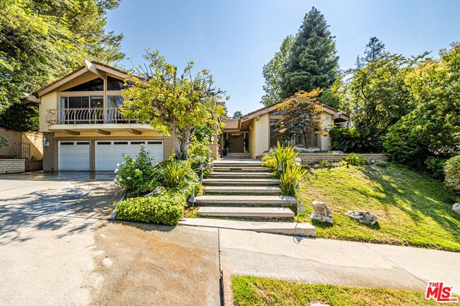 Building Photo - 18022 Lake Encino Dr