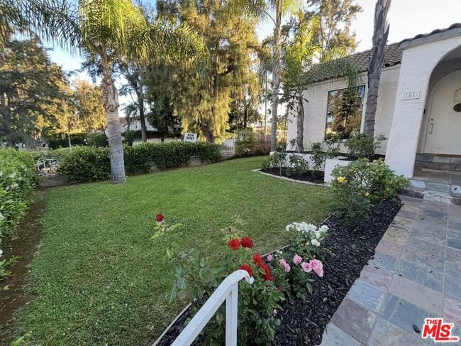 Photo - 101 N La Peer Dr