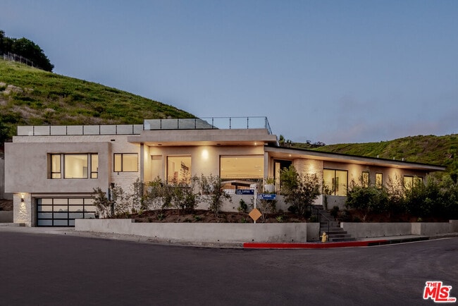 Building Photo - 1205 Las Lomas Pl