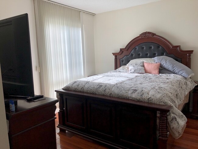 Building Photo - 10811 Ashton Ave Unit #314