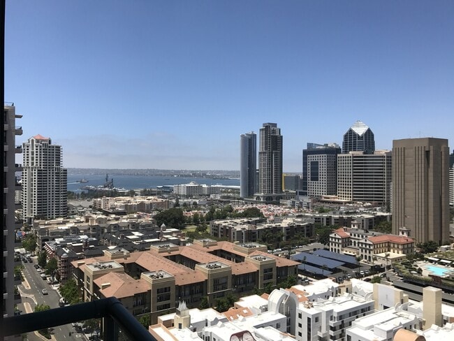 Building Photo - Beautiful 2/2 with AMAZING Views!!!