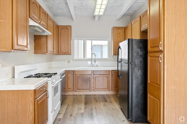 Interior Photo - 4840 Van Noord Ave