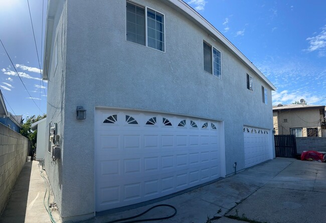 Building Photo - OPEN HOUSE FRIDAY 6/05 5PM-6PM, Spacious 2 Bedroom + Bonus Room, Back House w/ Garage & Gated Entry
