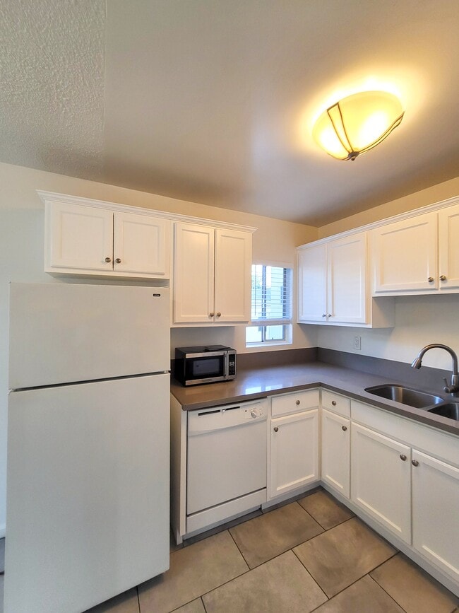 Kitchen 1 - 3 - 802 Edgewood St