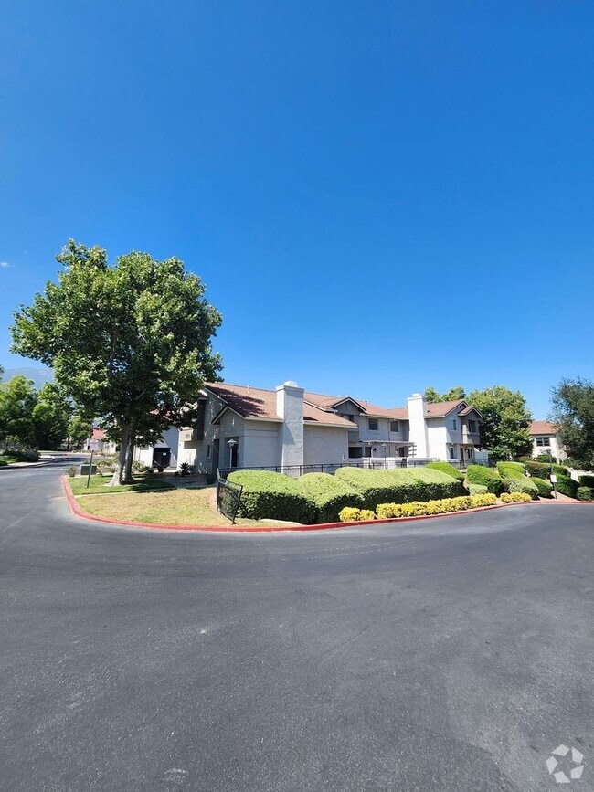 Building Photo - Beautiful 2 bedroom 1.75  bath Home Alta Loma