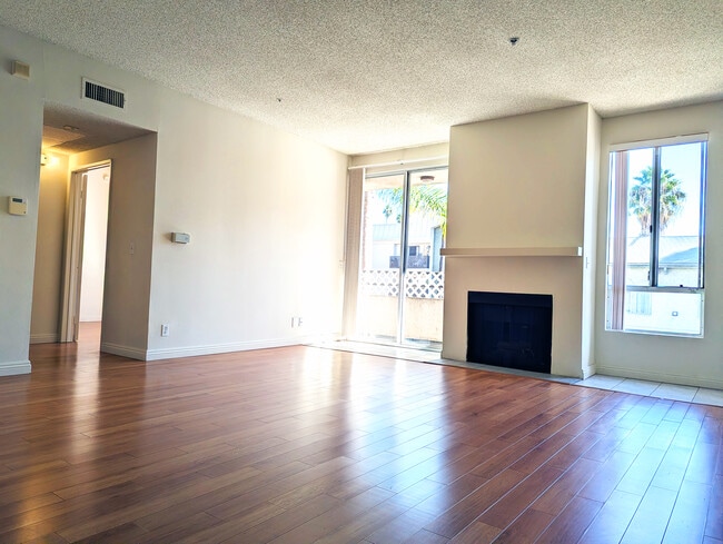 Building Photo - 553 S St Andrews Pl