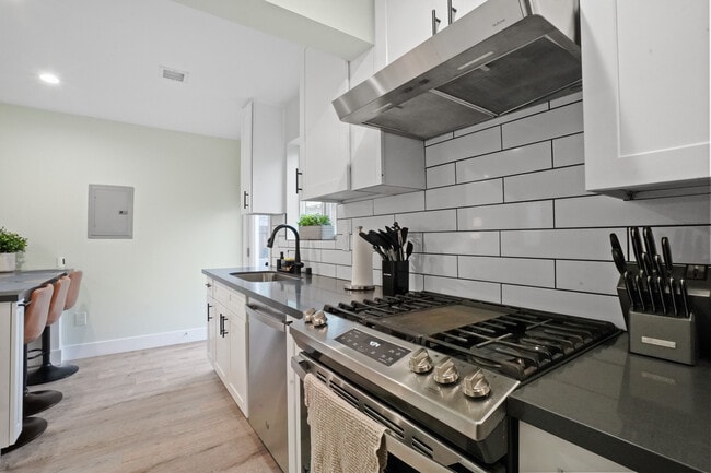 Photo - 6702 Saint Clair Ave