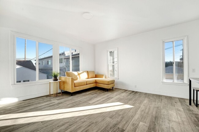 Building Photo - Bright and Spacious Upper-Floor Studio Apartment with Parking Unit 2531 1/2