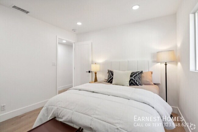 Building Photo - 4656 Greenbush Ave Rental