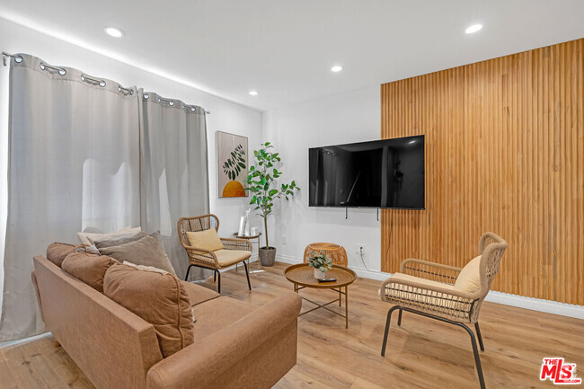 Building Photo - 1540 N Bronson Ave Unit 1 Rental