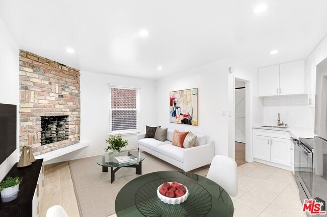 Photo - 2029 Cloverfield Blvd Condo Unit B