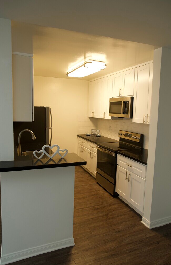 Kitchen - Beverly Almont Apartments