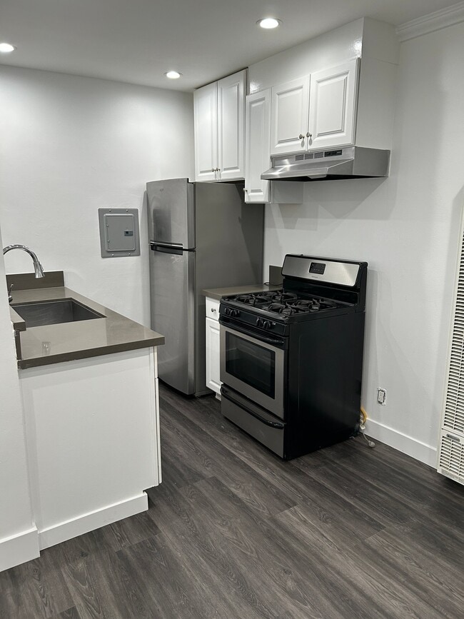 Building Photo - 1810 N Cherokee Ave Unit 116