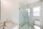 2BR, 2BA - 970SF - Bathroom - 1625 Laurel