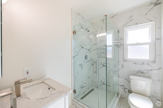 2BR, 2BA - 970SF - Bathroom - 1625 Laurel