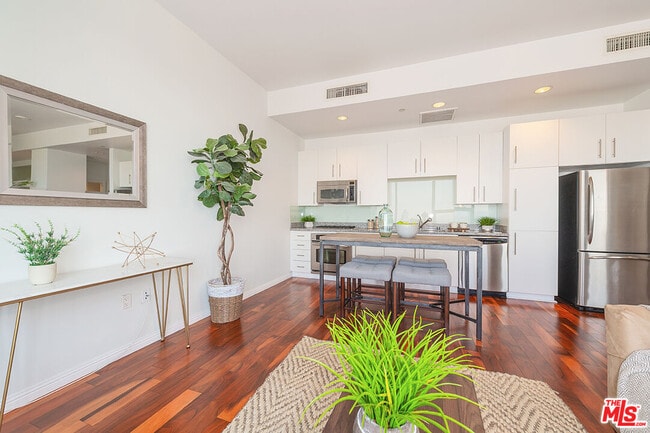 Photo - 1100 Wilshire Blvd Unit 2501