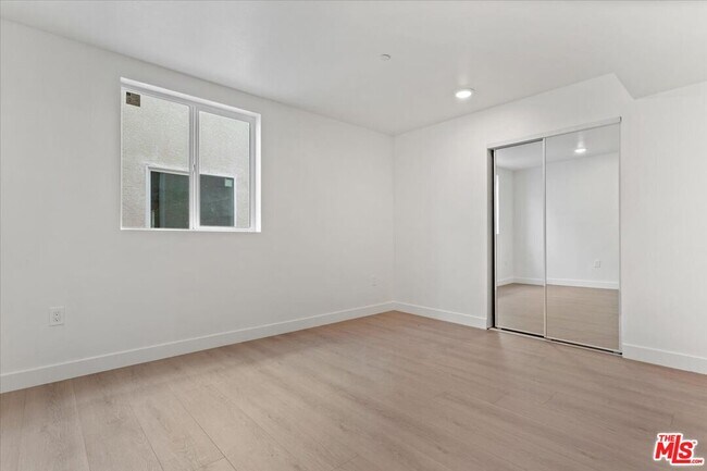 Photo - 835 E 33rd St