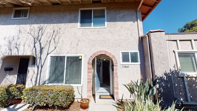 Building Photo - 2 Large Bedroom Home Centrally Located in Garden Grove