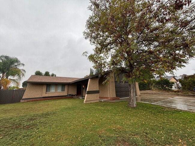 Building Photo - Charming Single-Story 3-Bedroom Pool Home ...