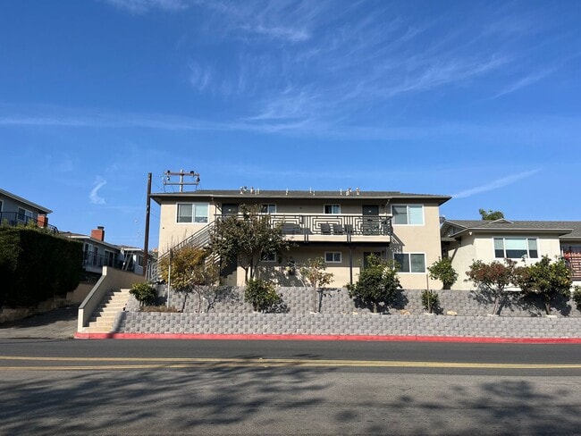 Building Photo - Beautifully Renovated Apartment Steps to t...