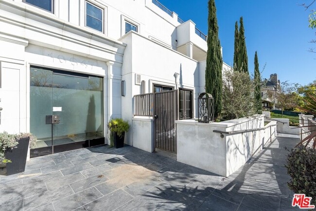 Building Photo - 10647 Ashton Ave Unit 203