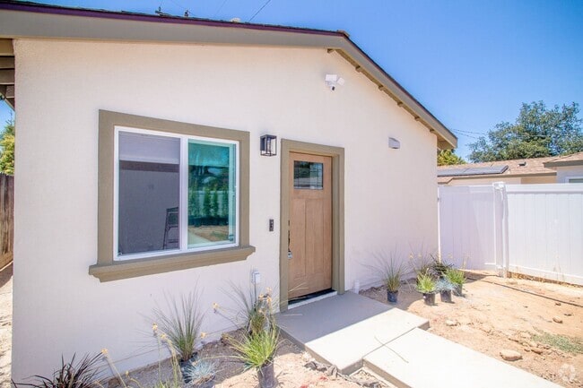 Building Photo - Beautifully New Built 2 Bed/1 Bath Home In...