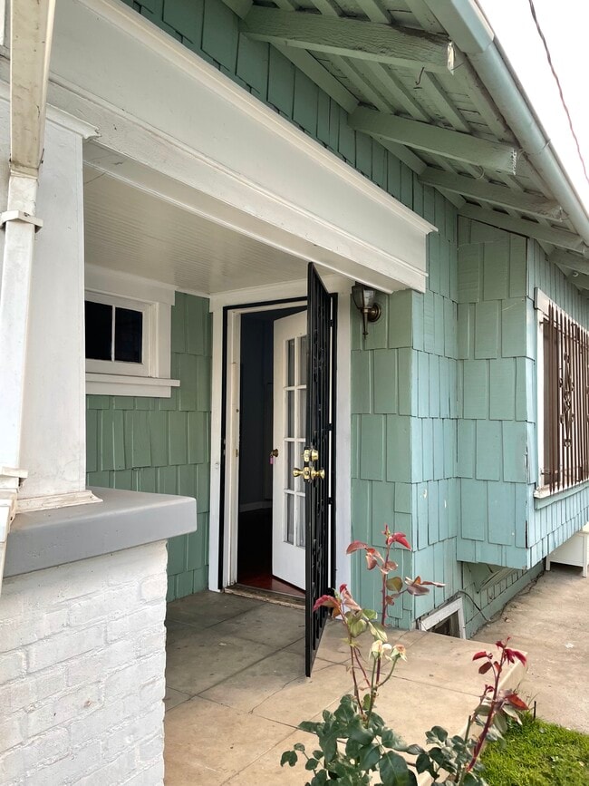 Photo - 1243 N Edgemont St Unit 1 Bedroom Apartment