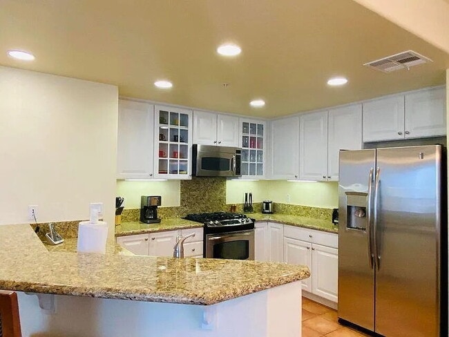 Building Photo - "Experience Elevated Living: Spacious 2-Bed, 3-Bath Oasis in La Quinta's Heart!"