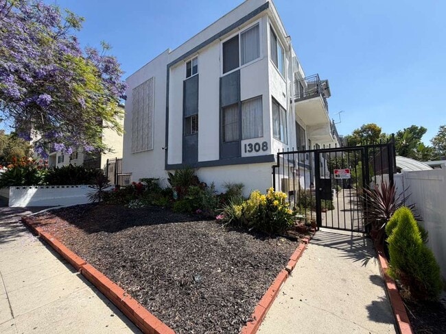 Building Photo - 1308 N Poinsettia Pl Unit 8