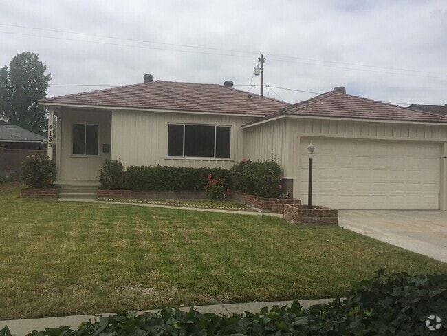 Building Photo - REDONE CUTE 2BED/1BATH HOUSE W/ REFURBISHE...