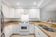 2BR, 2BA - 1150SF - Kitchen - Allen Court Apartments