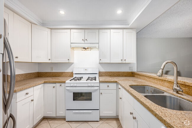 2BR, 2BA - 1150SF - Kitchen - Allen Court Apartments