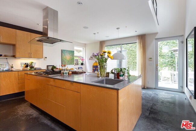 Photo - 1917 Alberta Ave