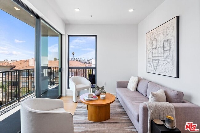 Photo - 904 S New Hampshire Ave Unit 301