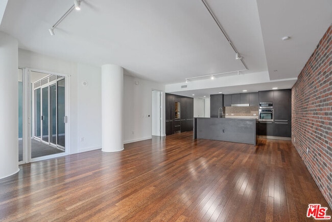 Building Photo - 6250 Hollywood Blvd Unit 7D Rental