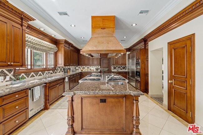 Photo - 809 N Canon Dr